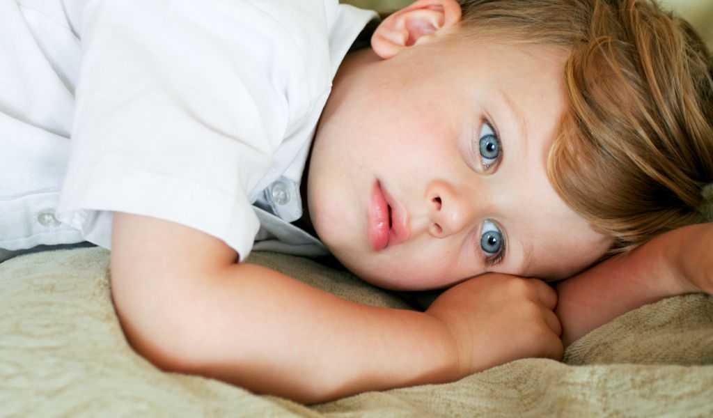 Cuándo consultar al pediatra sobre el sueño de los niños de 1 a 2 años de edad.